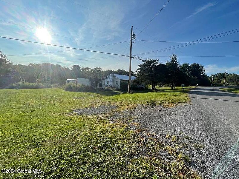 4th image of 305 Sugar Loaf Road