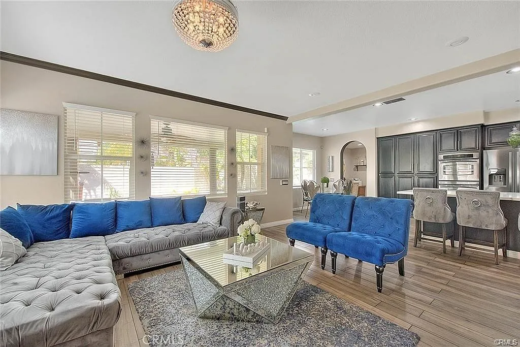 5 bed, 3479 sqft, $9,900 — Photo 2