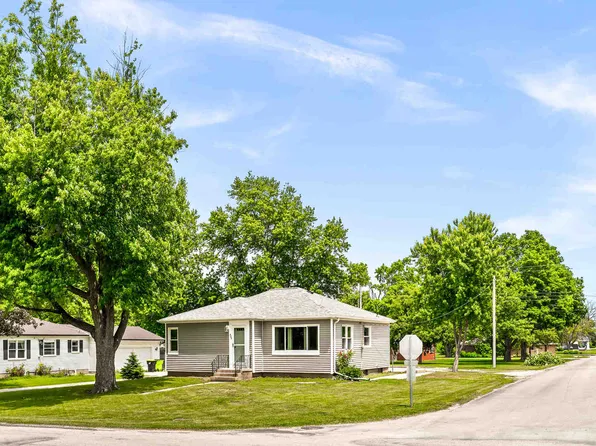 525 Grant St, Chenoa, IL 61726