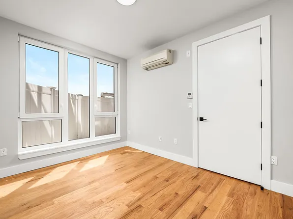 31-61 Vernon Boulevard image 8 of 72