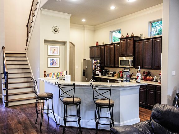 Kitchen w Island & Storage 
