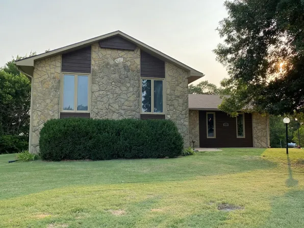 30163 Hillcrest Dr, Arkansas City, KS 67005