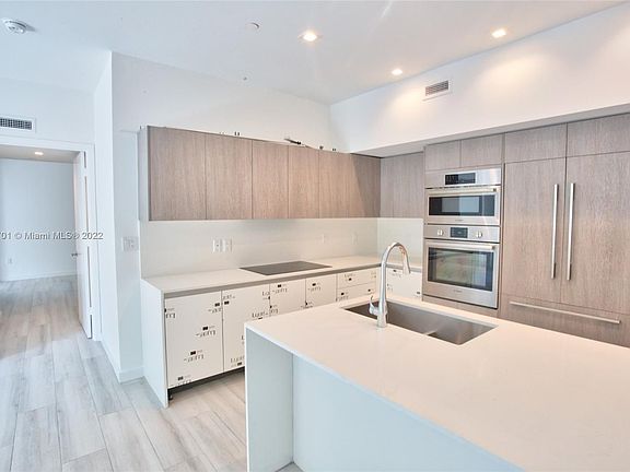 4th image of 455 NE 39th St Unit 208