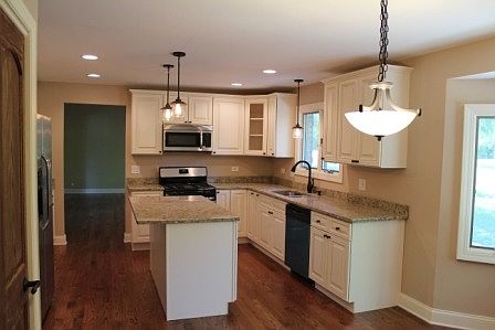 3rd image of 909 Abbotsford Ln