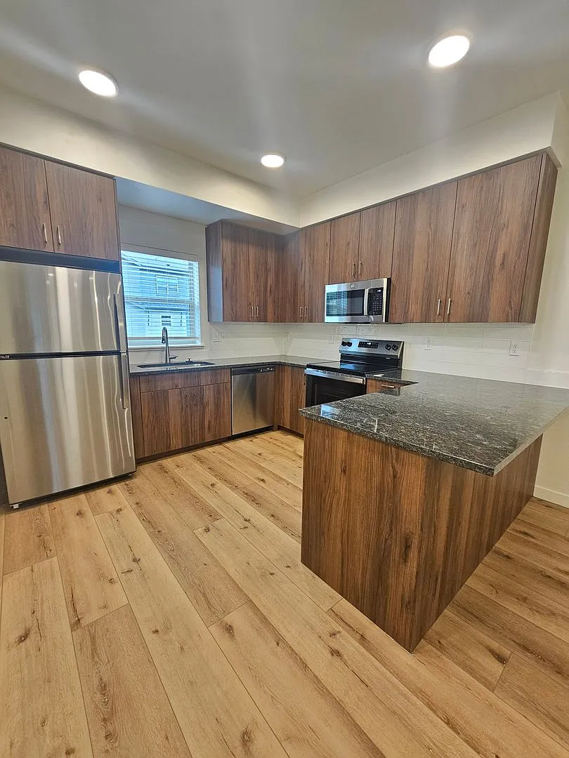 Stunning Town House in Garden City — Photo 4