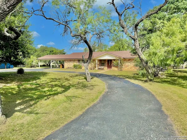 203 BRIAN DR, Pleasanton, TX 78064