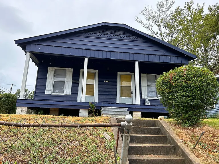2042 Laurel St — Photo 1
