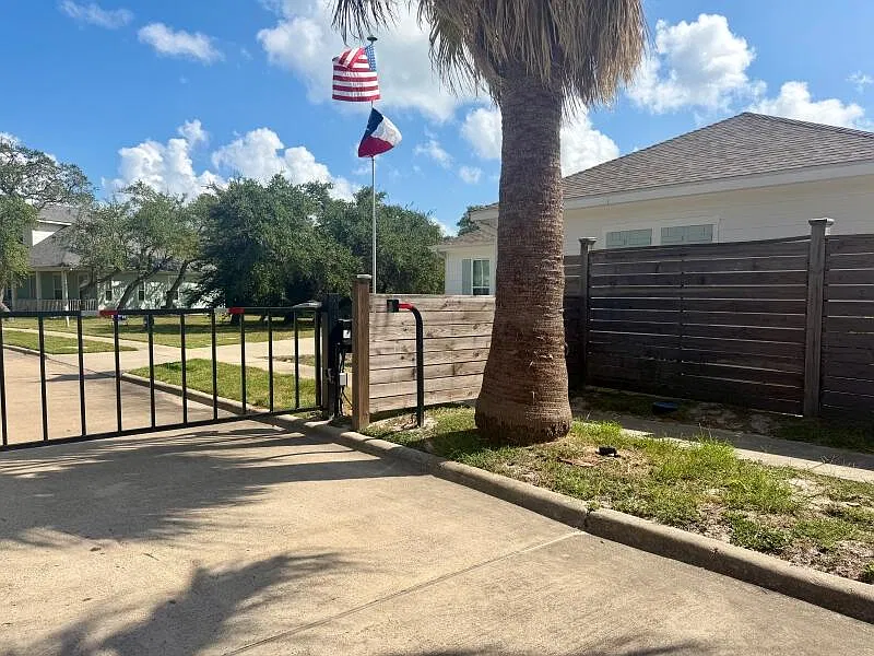 3 bed, 2.5 bath, 1864 sqft, $2,700 — Photo 2