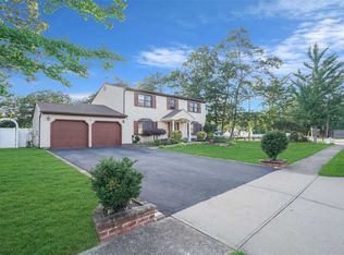 4 Winding Ln, Islandia, NY 11749