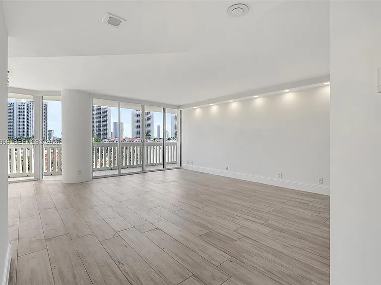 1000 Island Blvd #707 — Photo 2