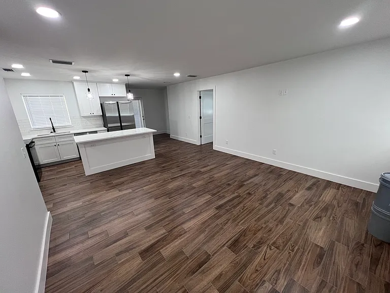 2904 W 21st St — Photo 10