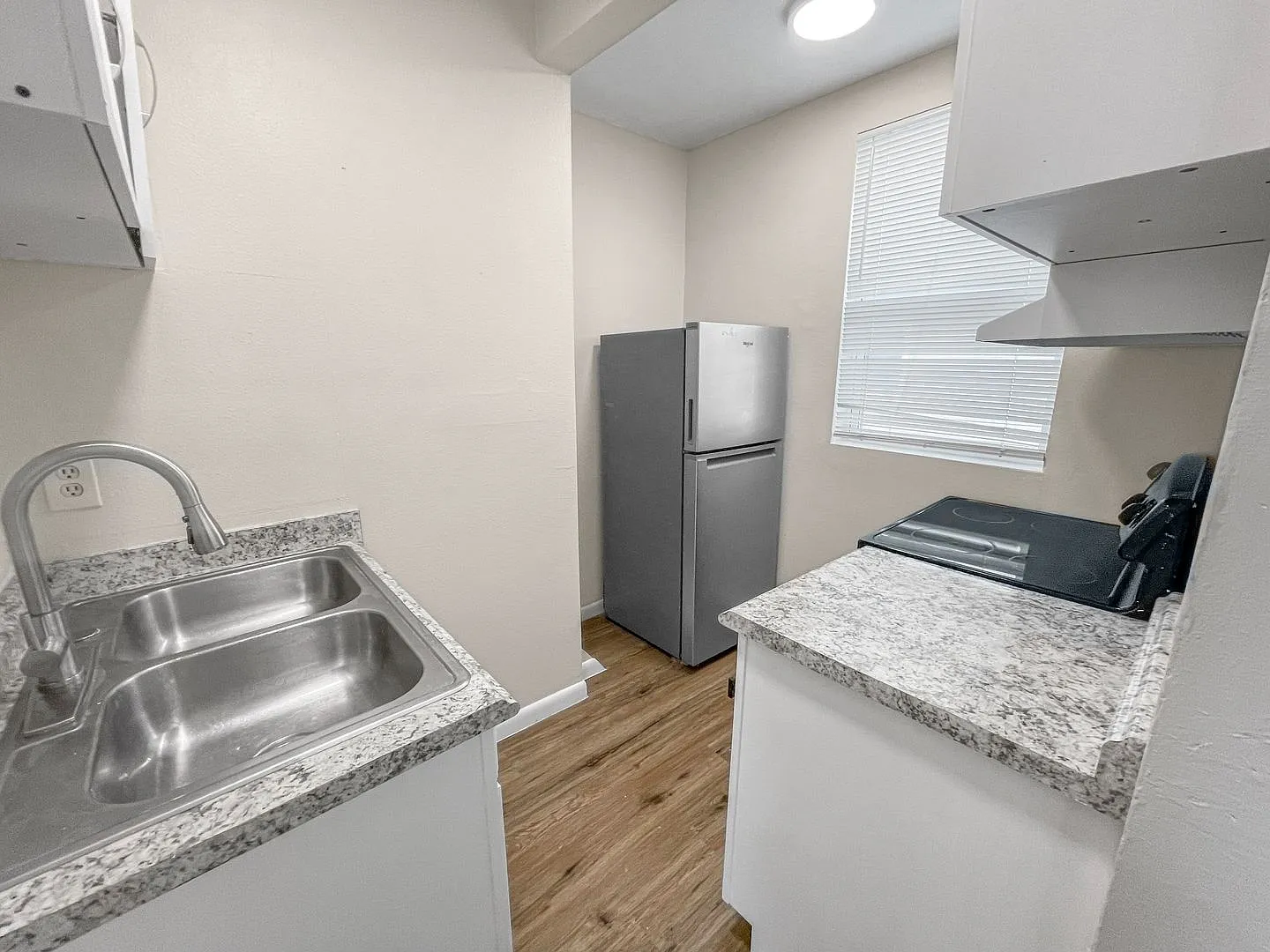 Tavares 1 Bed 1 Bath Upper Apartment — Photo 1