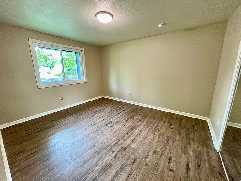 1409 E State St — Photo 9