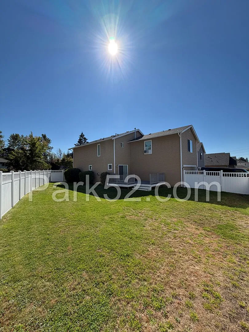 5 Bedroom Single Family Home in DuPont with Large Fenced Backyard — Photo 3