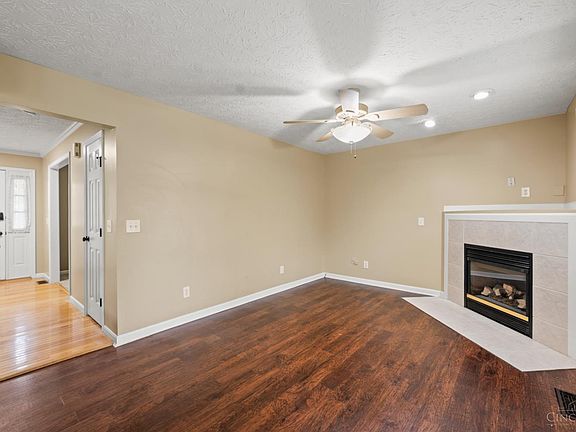2nd image of 2899 Creekside Dr