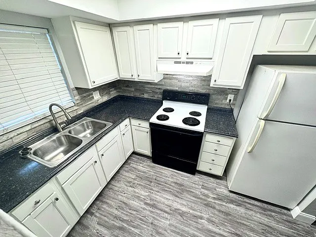 Devon Manor Apartments — Photo 26