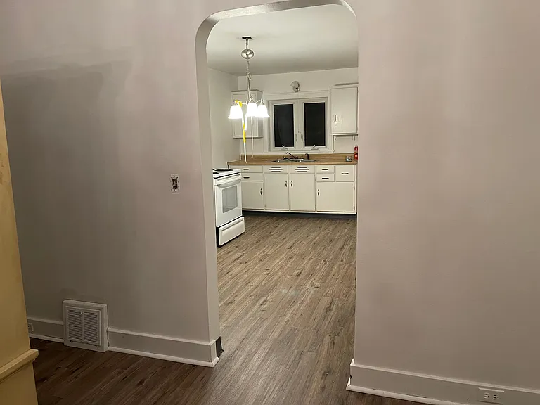 896 E Aurora Rd — Photo 3