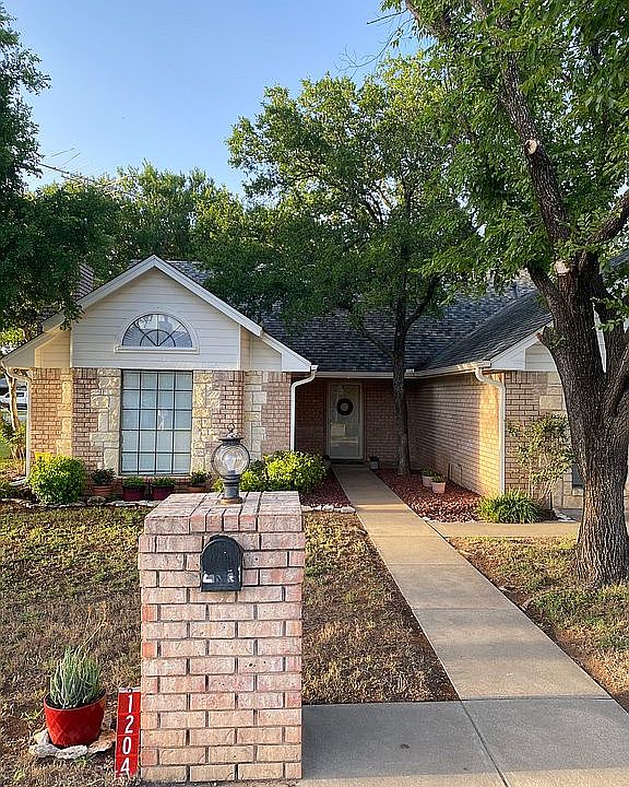 1st image of 1204 Rivercrest Dr