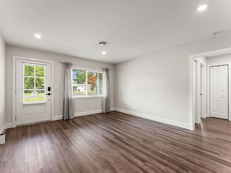 1143 Linden St — Photo 4
