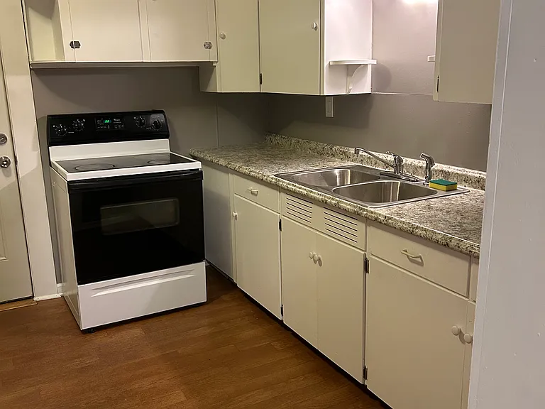 102 S McClellan St #B — Photo 2