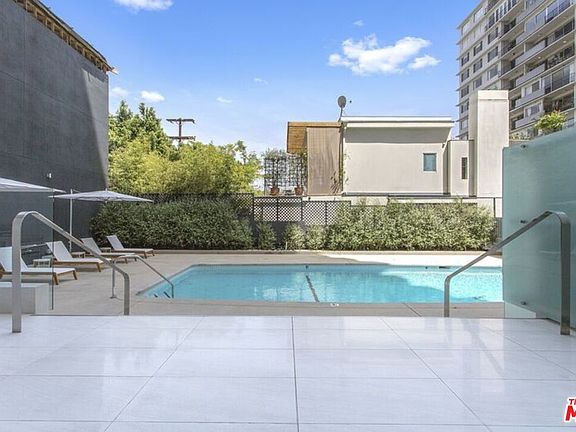 3rd image of 838 N Doheny Dr APT 1006