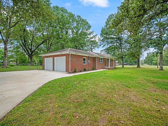 2nd image of 802 Lowry St