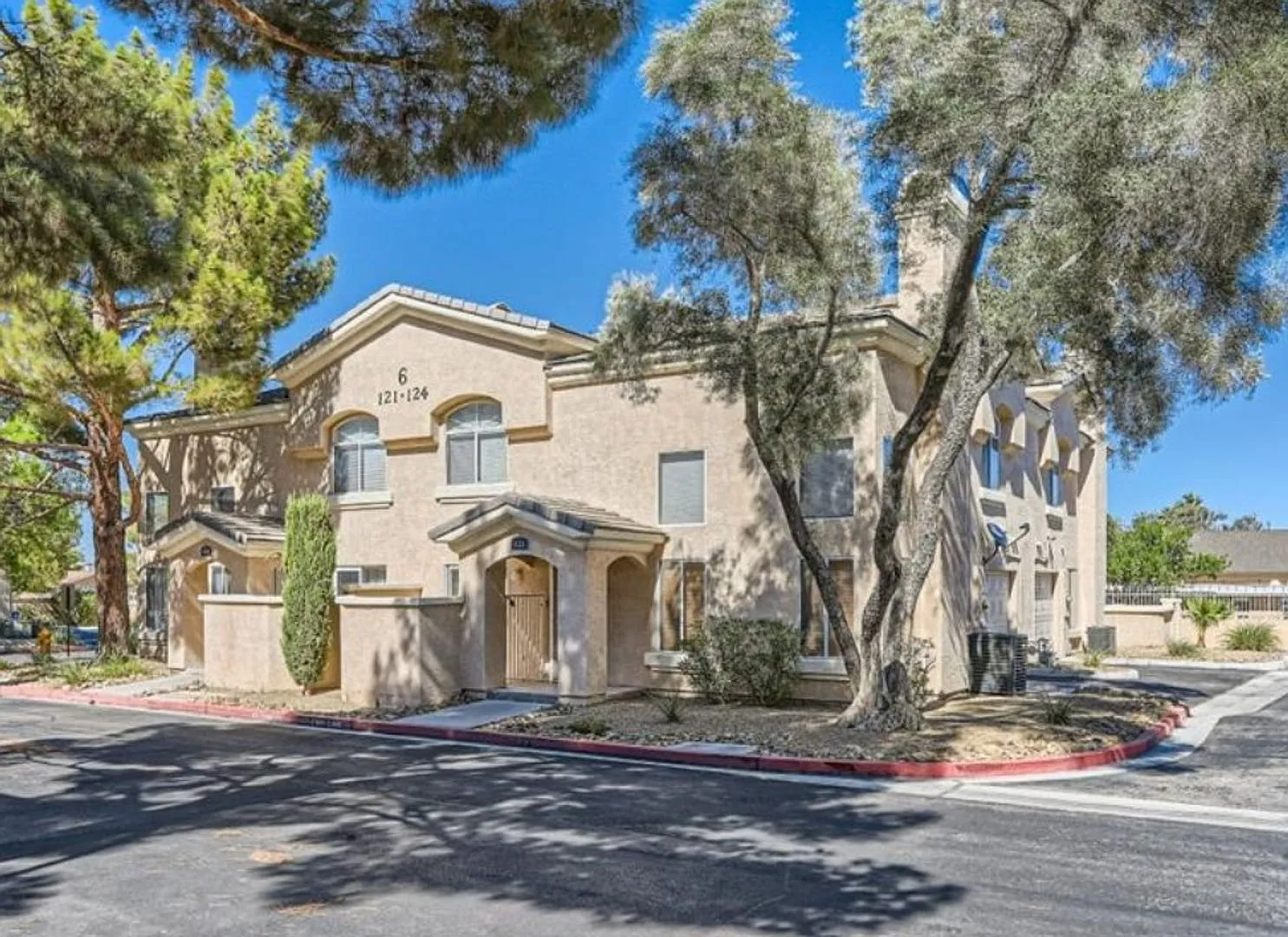 Beautiful 2-story townhouse featuring 2 bedrooms and 2.5 bathrooms in a well-maintained community! — Photo 1