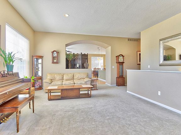 Formal living or dining option