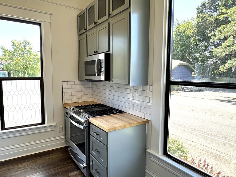 1012 Dupont St — Photo 11
