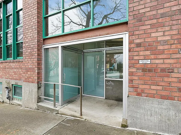 Bell Street Entrance