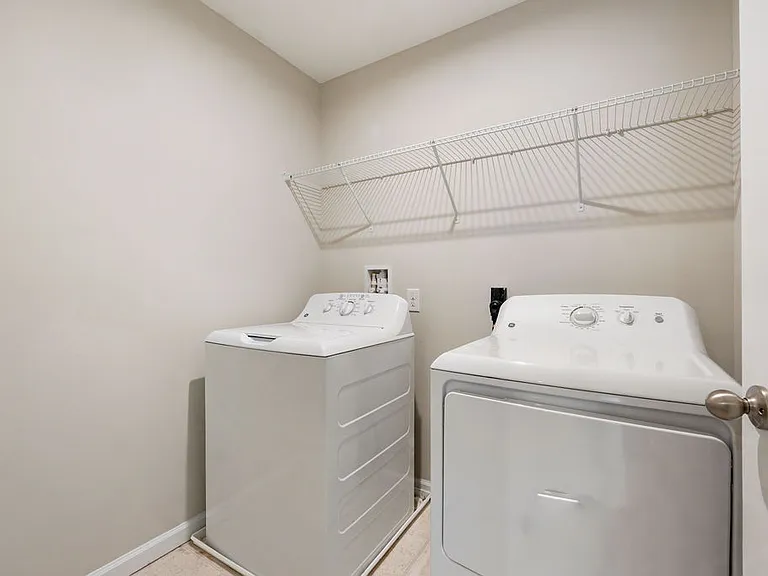 5626 Noble Ave — Photo 17
