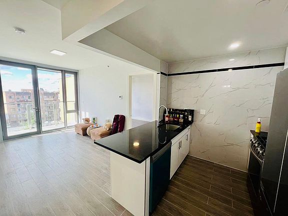 3rd image of 14425 Sanford Ave APT 8L