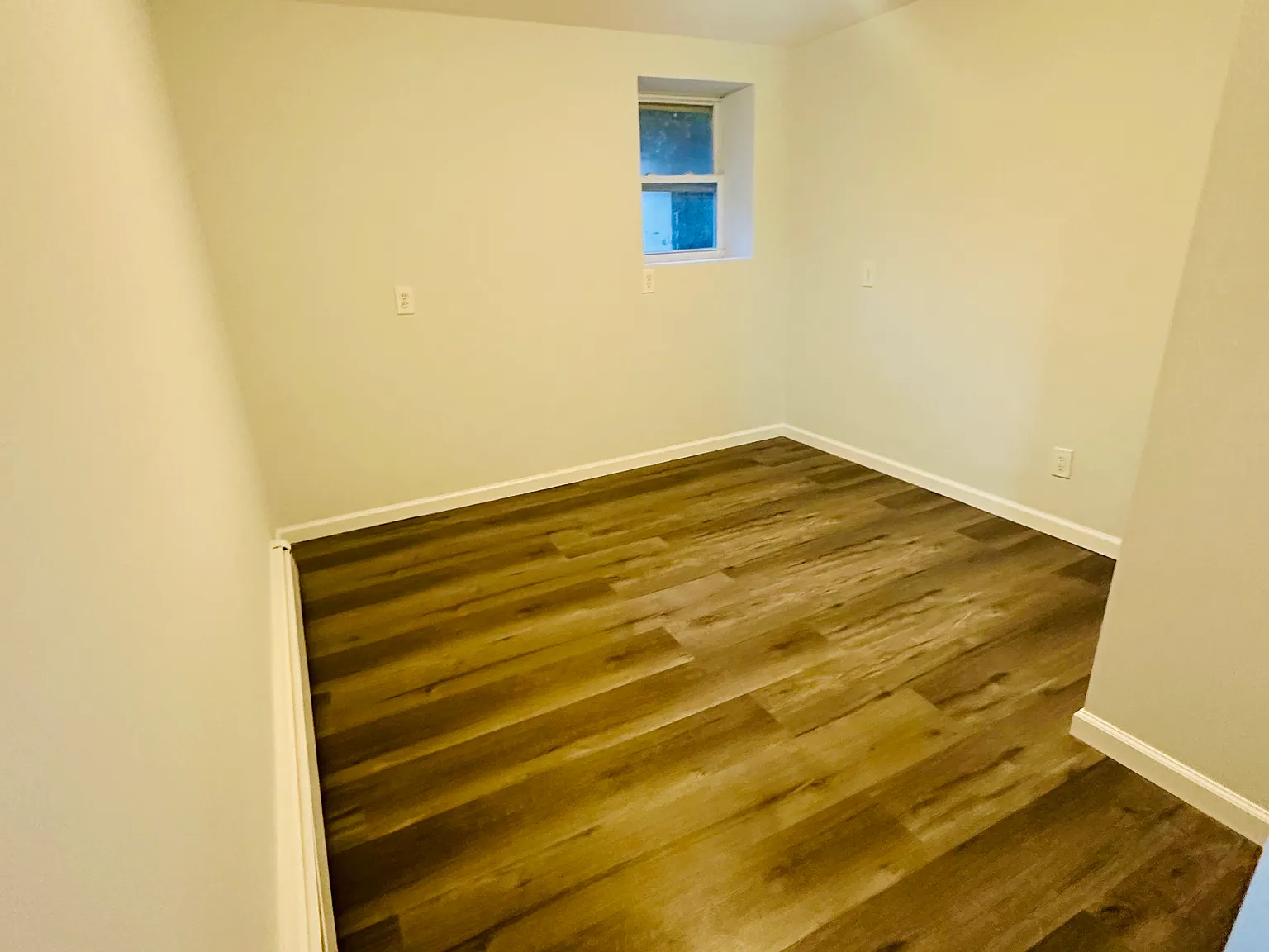 3 bed, 1100 sqft, $3,777 — Photo 4
