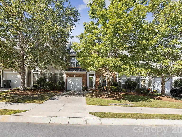 6037 Queens Walk Ct — Photo 36