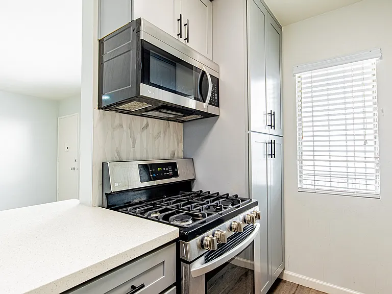 Euclid St Apartments — Photo 7