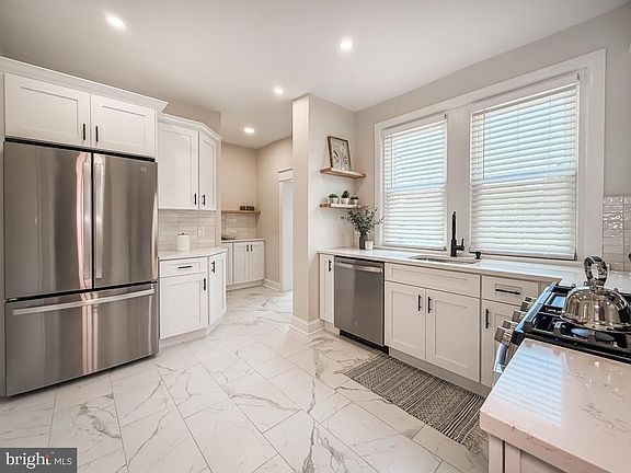 4th image of 1042 Duncan Ave