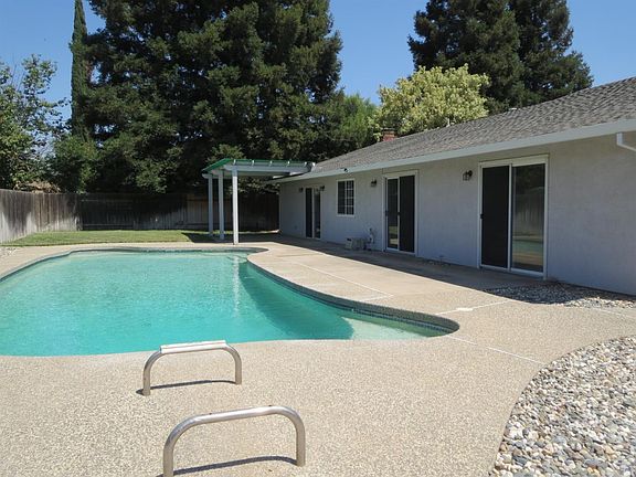 3rd image of 1141 Canterbury Dr