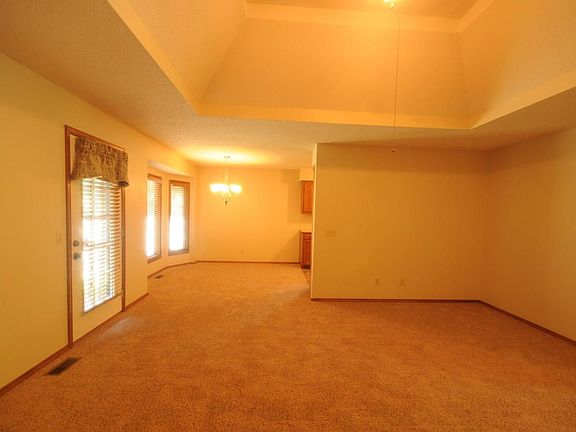 4th image of 1041 S Ventura Ave