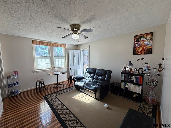 4th image of 944 Forest Ave
