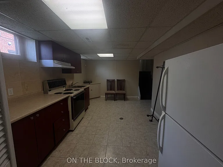 33 Harrington Cres — Photo 7