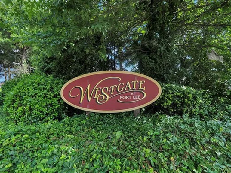 1504 Westgate Dr — Photo 4
