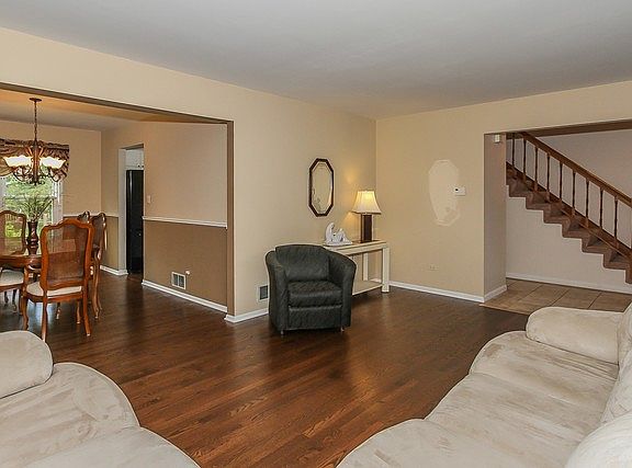 5th image of 1615 E Canterbury Dr