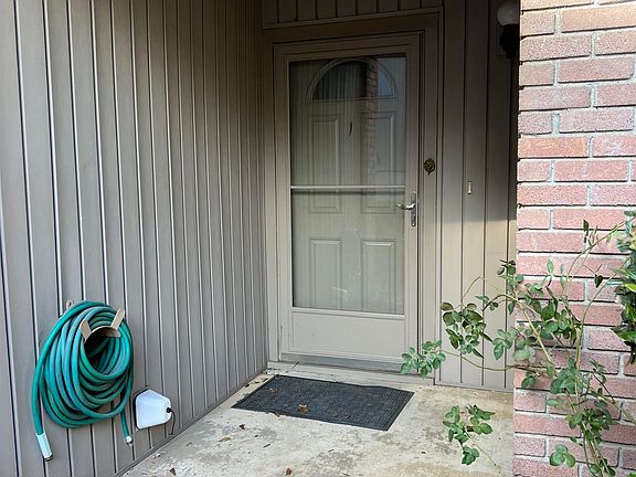 2nd image of 863 Creekside Dr #1