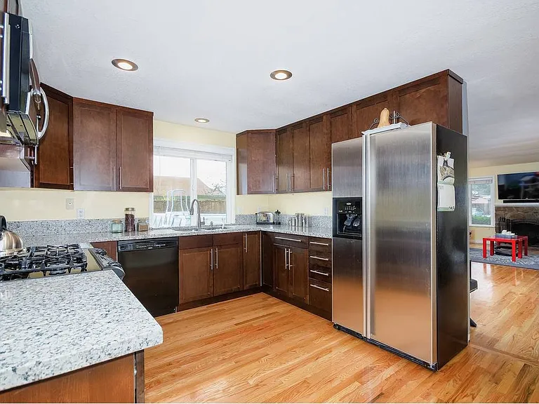 2730 NE Laura St — Photo 1