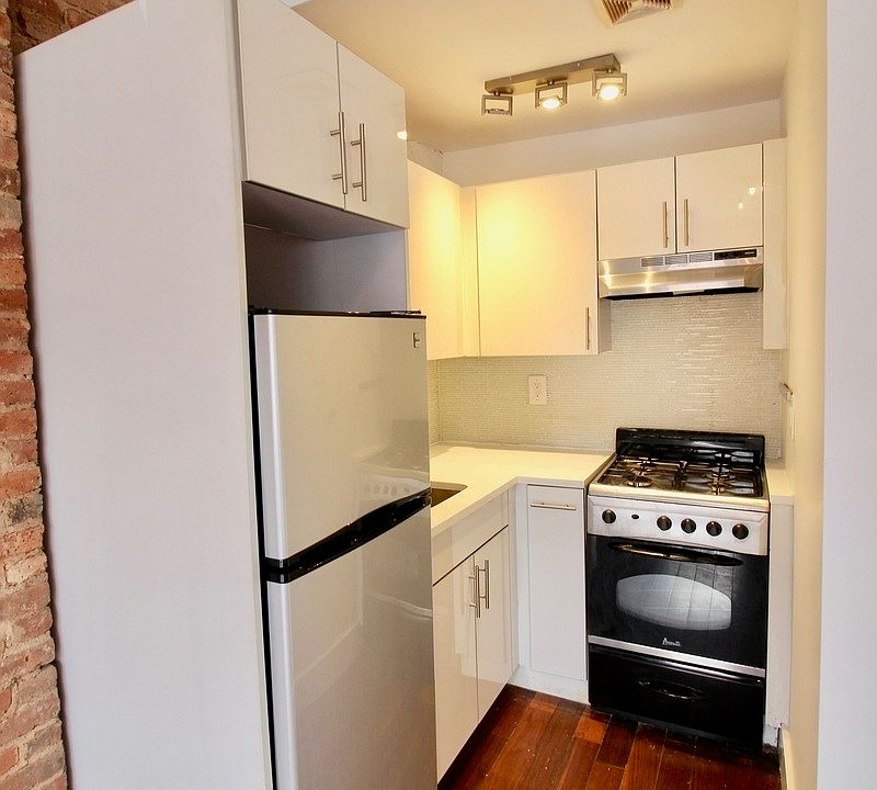 2nd image of 594 Saint Marks Ave #2FR