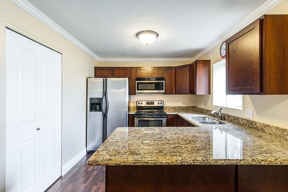 Stainless Appliances / Granite counters