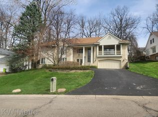 3086 Bloomfield Park Dr, West Bloomfield, MI 48323