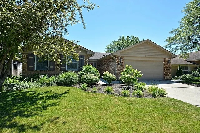 1523 Huntleigh Dr photo 1