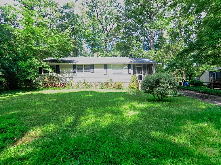 406 Hickory Dr — Photo 1