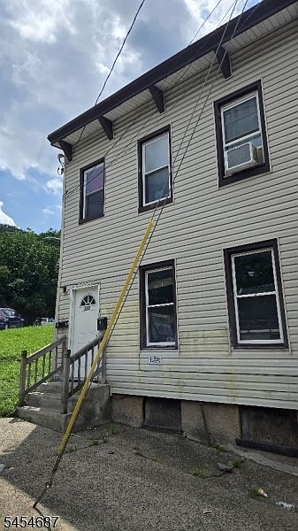 1st image of 122 Spruce St